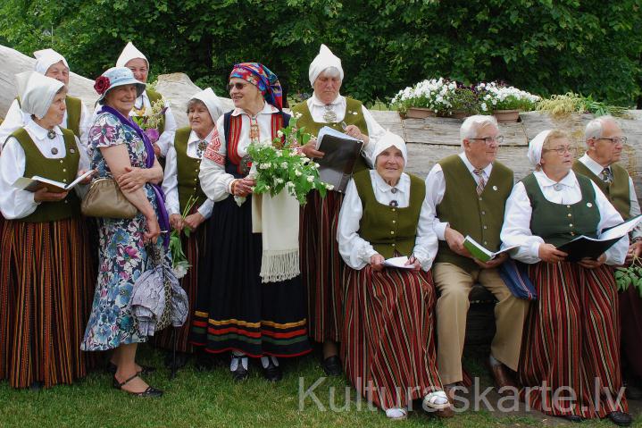 Pirms gājiena Dziesmu dienā